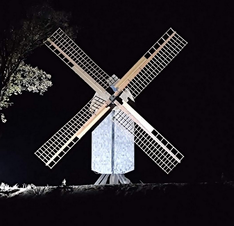 Die von Scheinwerfern angestrahlte Bockwindmühle Neuenknick!